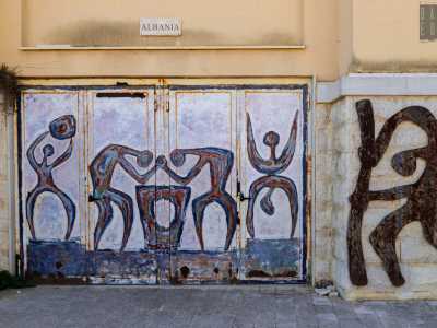 La prima, decorata da Max Velo, rappresenta quattro uomini impegnati in scene di forte tensione spirituale, che denunciano una condizione umana vissuta nel tormento e nella paura